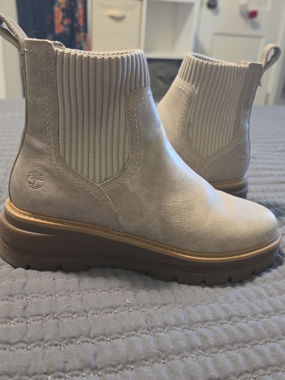 Timberland Cream Chelsea Lug Sole Booties - Picture 2 of 9